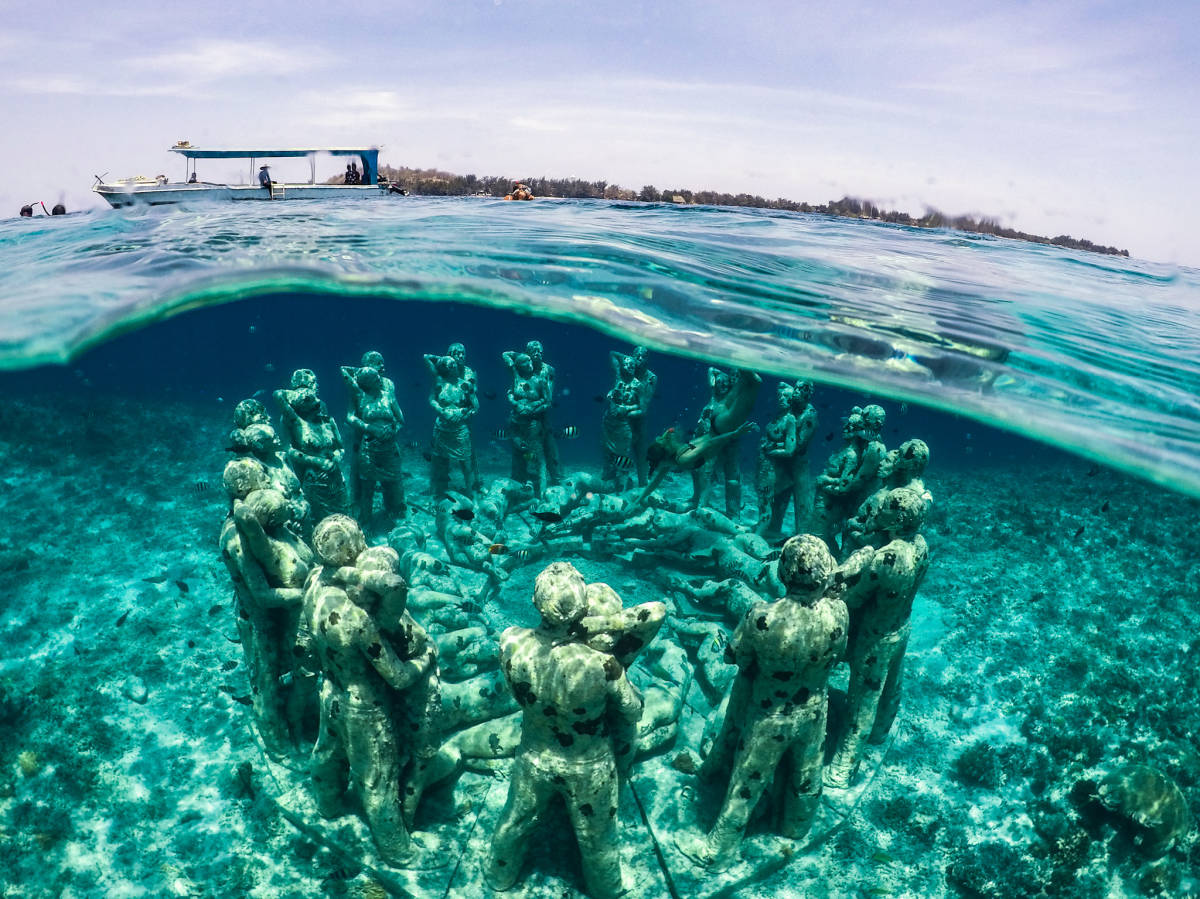 eri_kawagirl: Gili Meno island, Indonézia ?? Underwater statues #dnescestujem